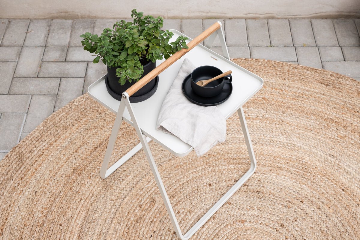 Gartentisch Moyo - ein Beistelltisch mit quadratischer Tischplatte und einem Griff aus Teakholz