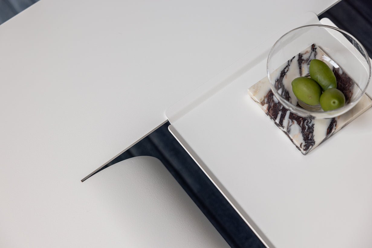 Couchtisch Cut – Minimalistisches Stahl-Design mit kreativer Öffnung