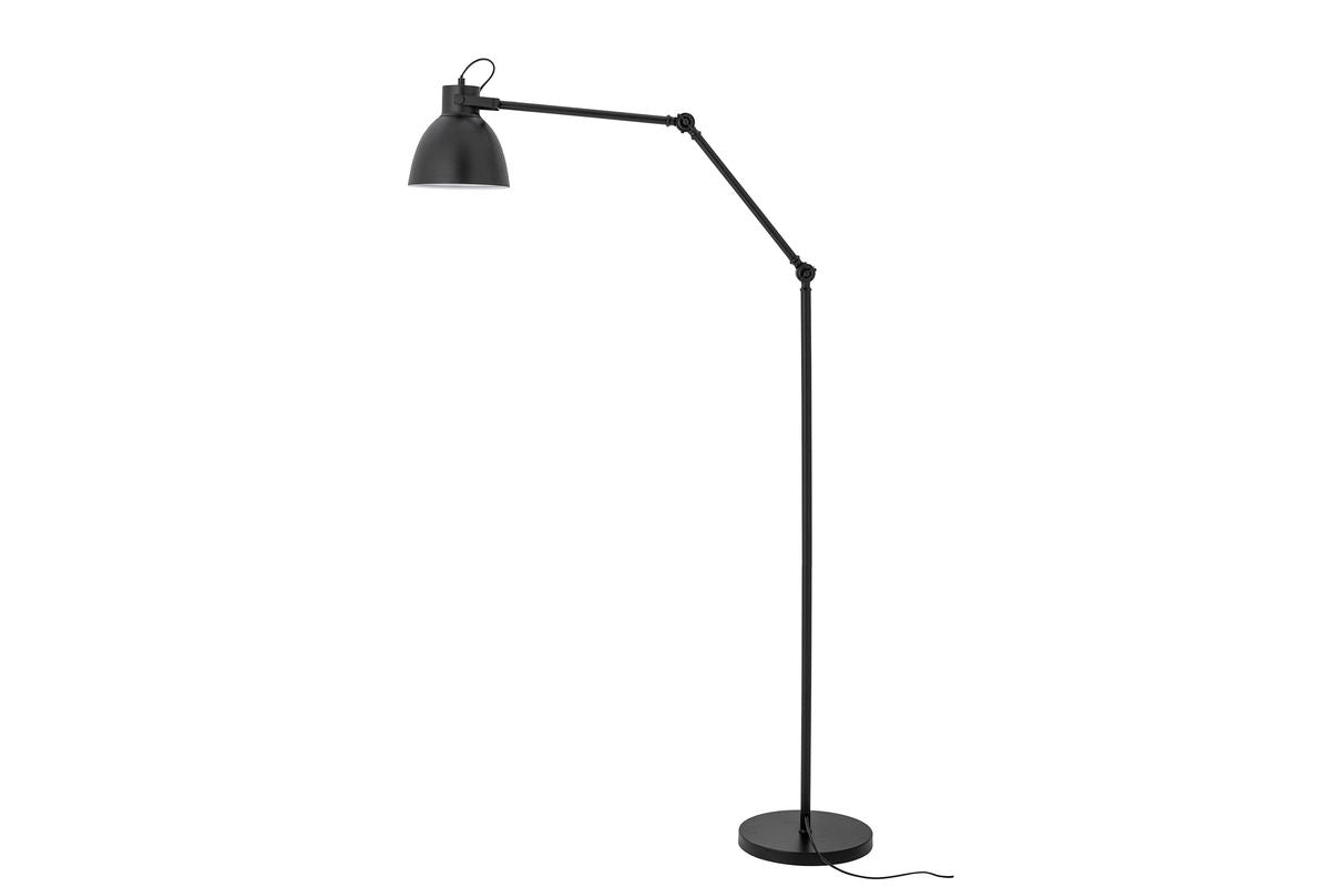Stehlampe Riven – in der Farbe Schwarz mit Messingdetails