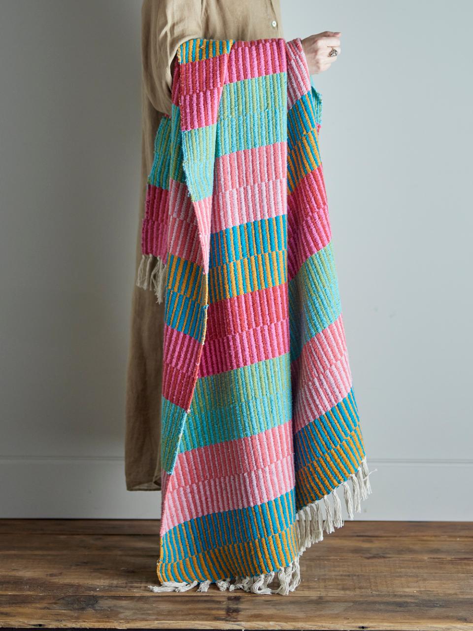 Überwurfdecke Mana  – Bunt, aus recycelter Baumwolle